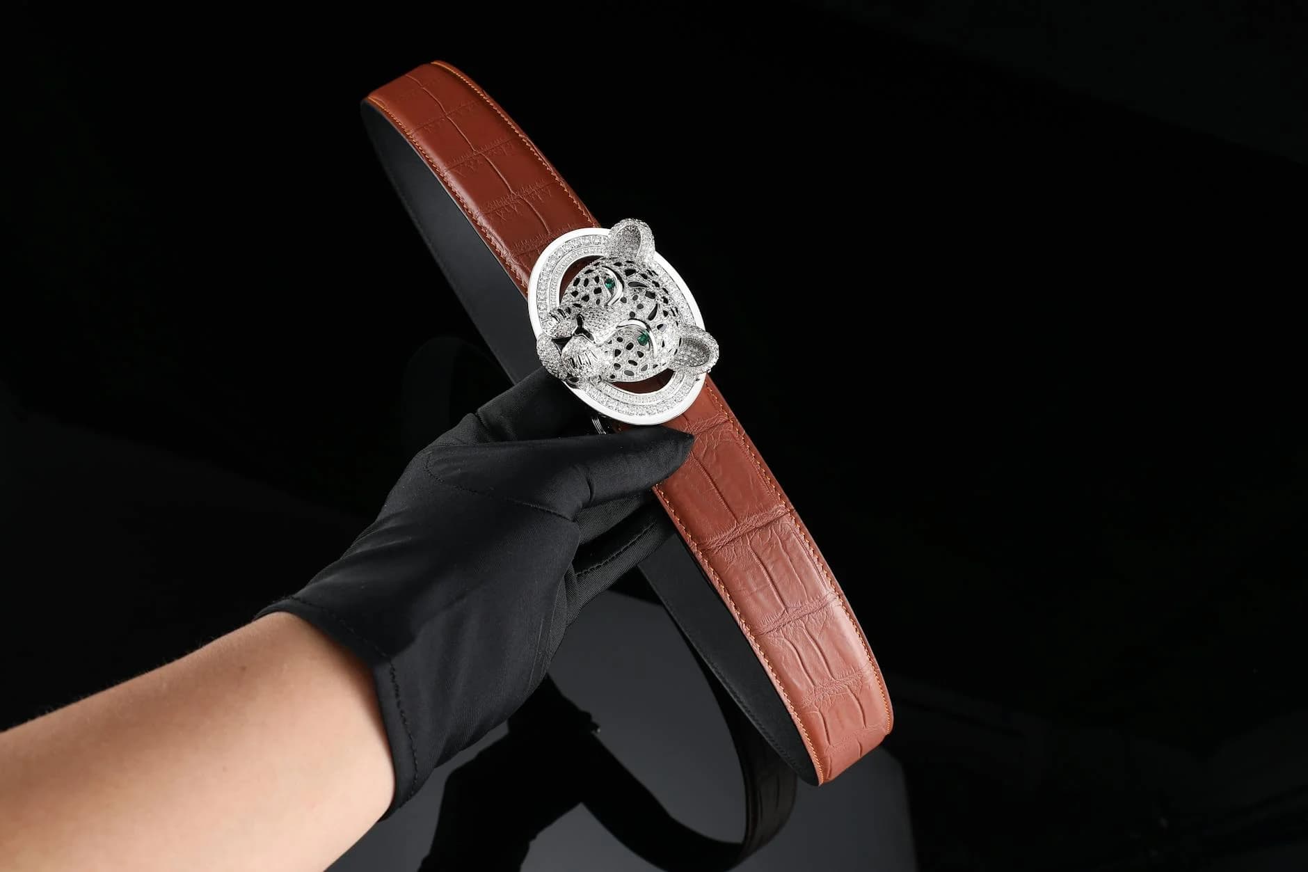 Elegant Brown Leather Belt With A Detail 3