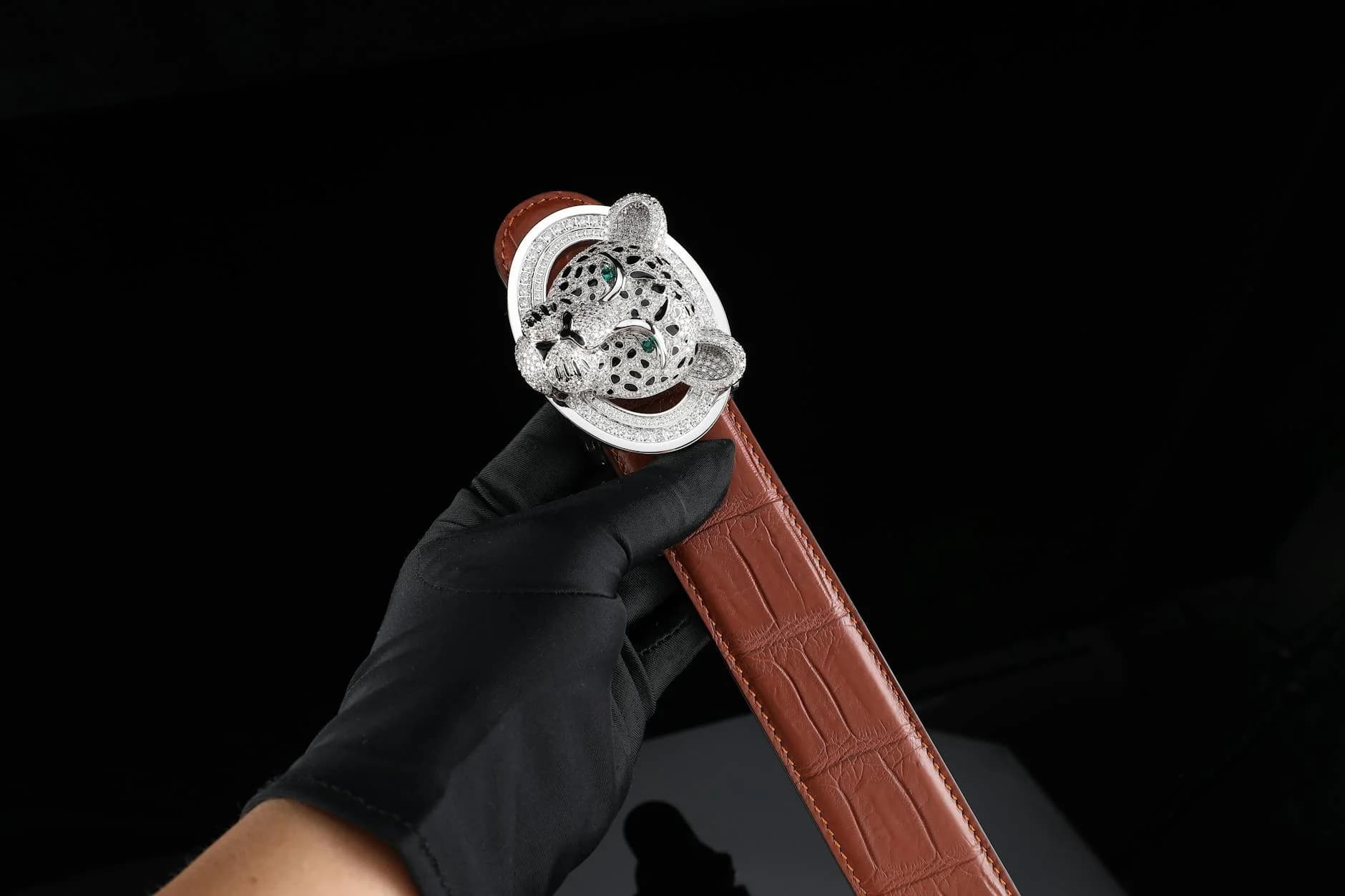 Elegant Leather Belt With A Diamond Encr 4