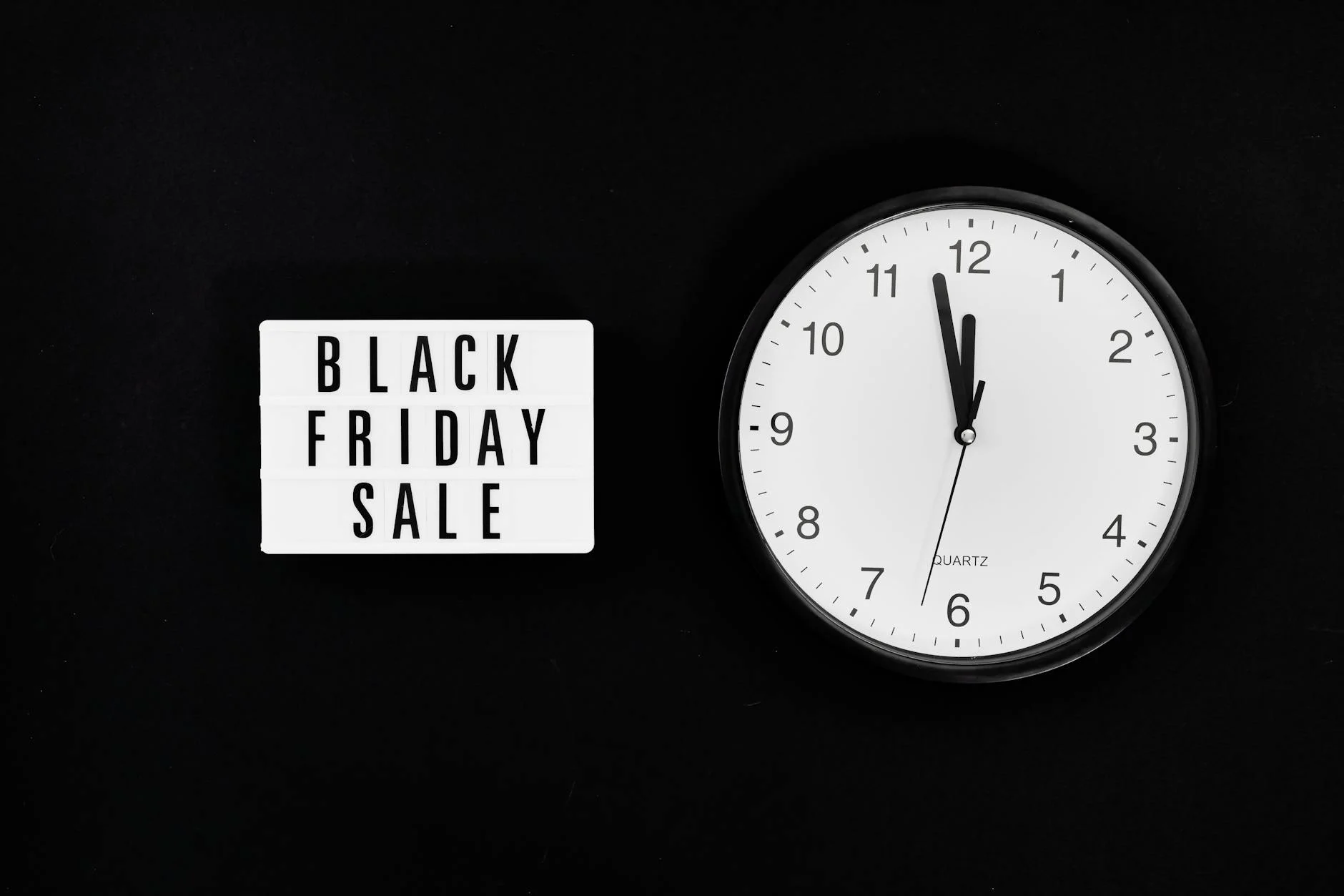 Minimalist Clock With A Black Friday Sal 3