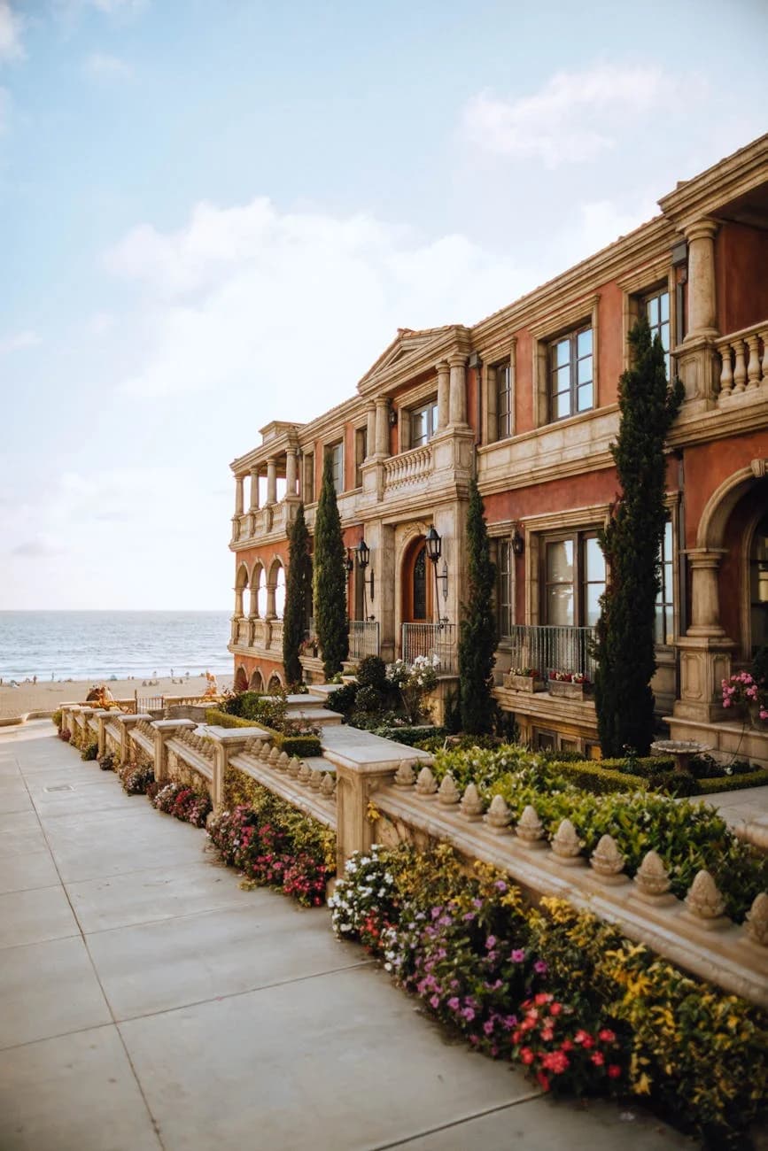 Welcome to Golden Beach: A Moving Guide