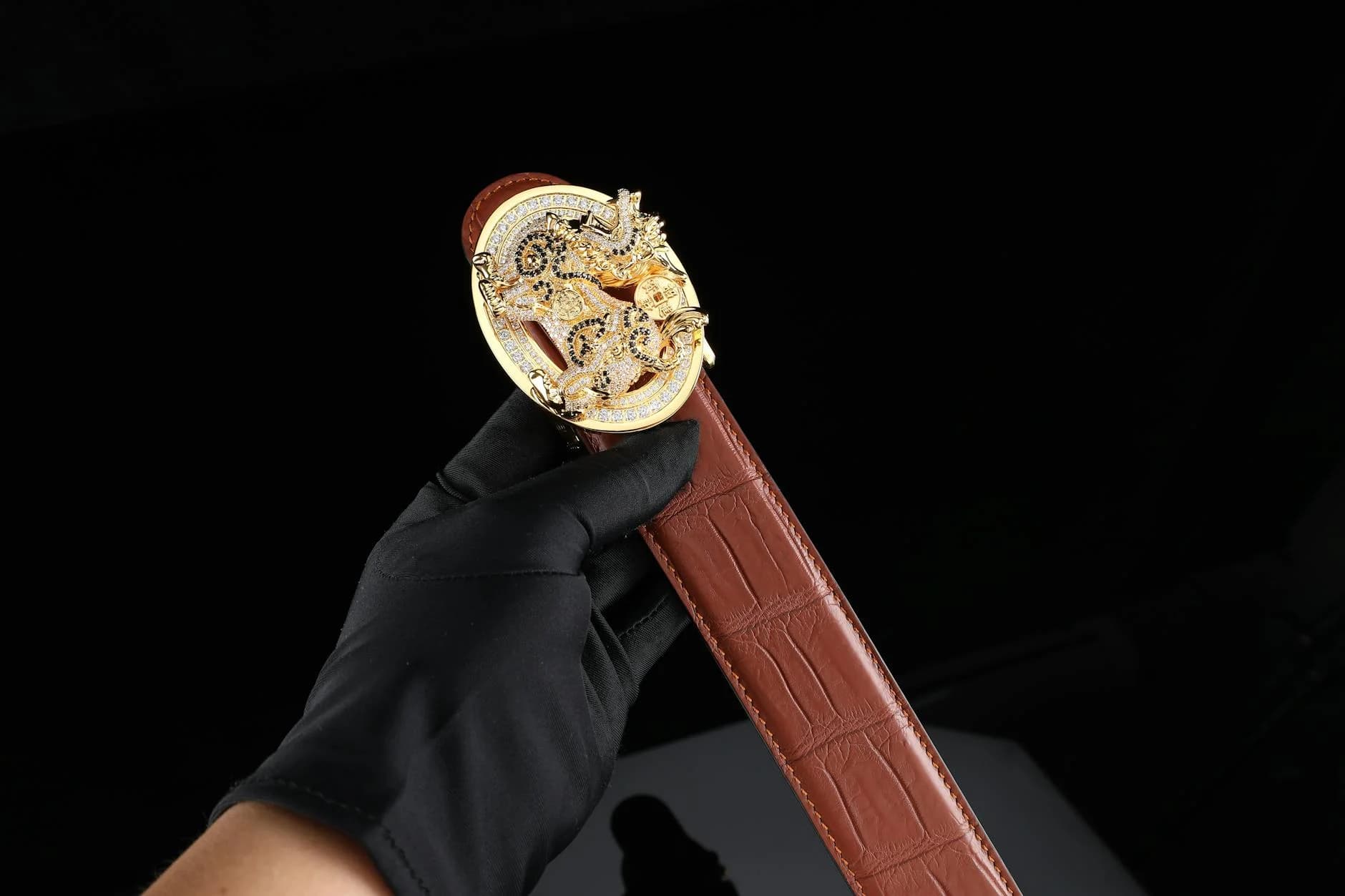 Elegant Gold Belt Buckle With Intricate 2