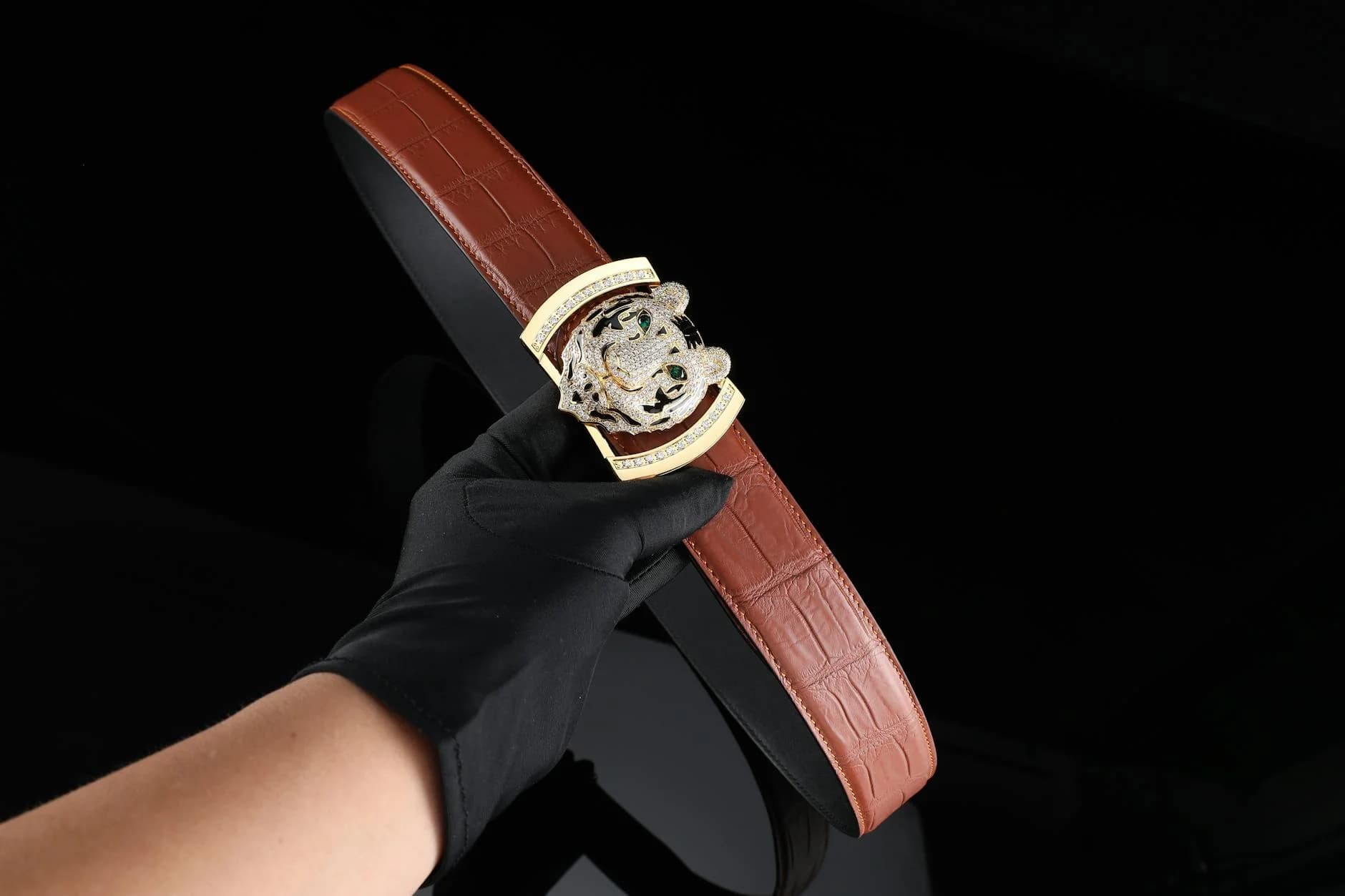 Elegant Brown Leather Belt Featuring An 1