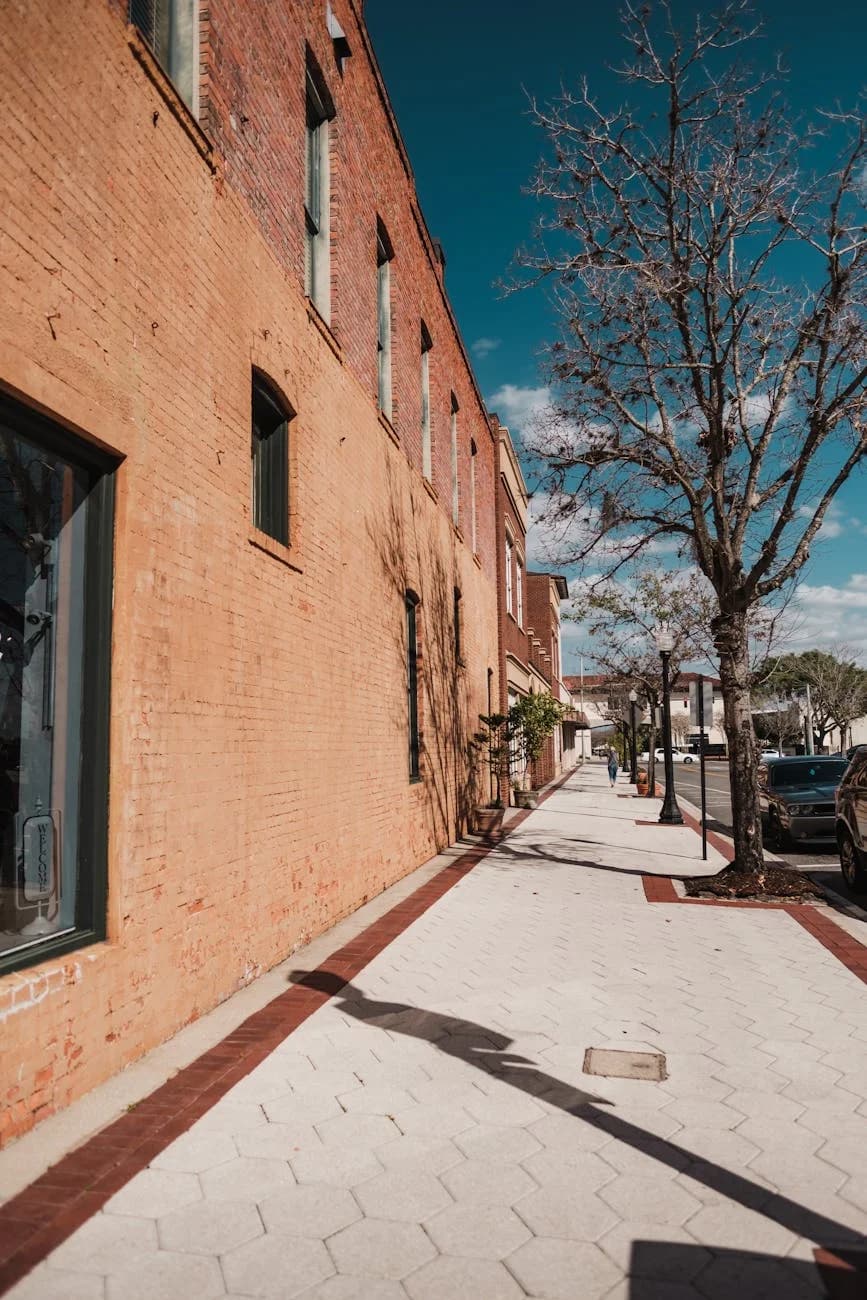 Loc Discover The Picturesque Urban Streets O 1